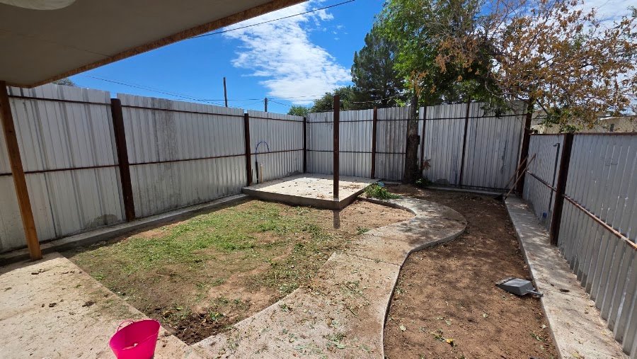 El mismo patio trasero limpio y emparejado