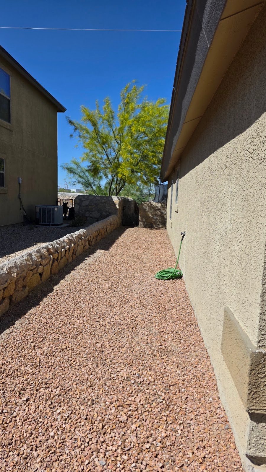 Instalación de grava o mulch — Ocotillo Home & Business Services