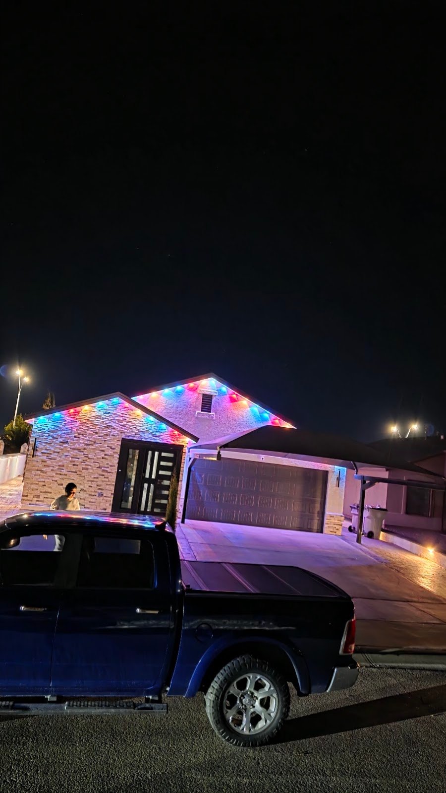 Fachada de casa iluminada con luces LED permanentes de colores