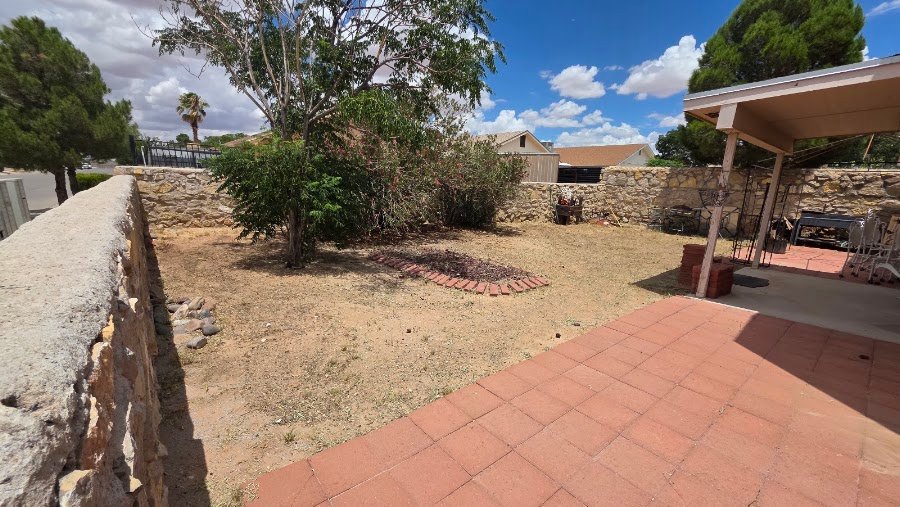 Patio trasero con piso de ladrillo despejado y limpio